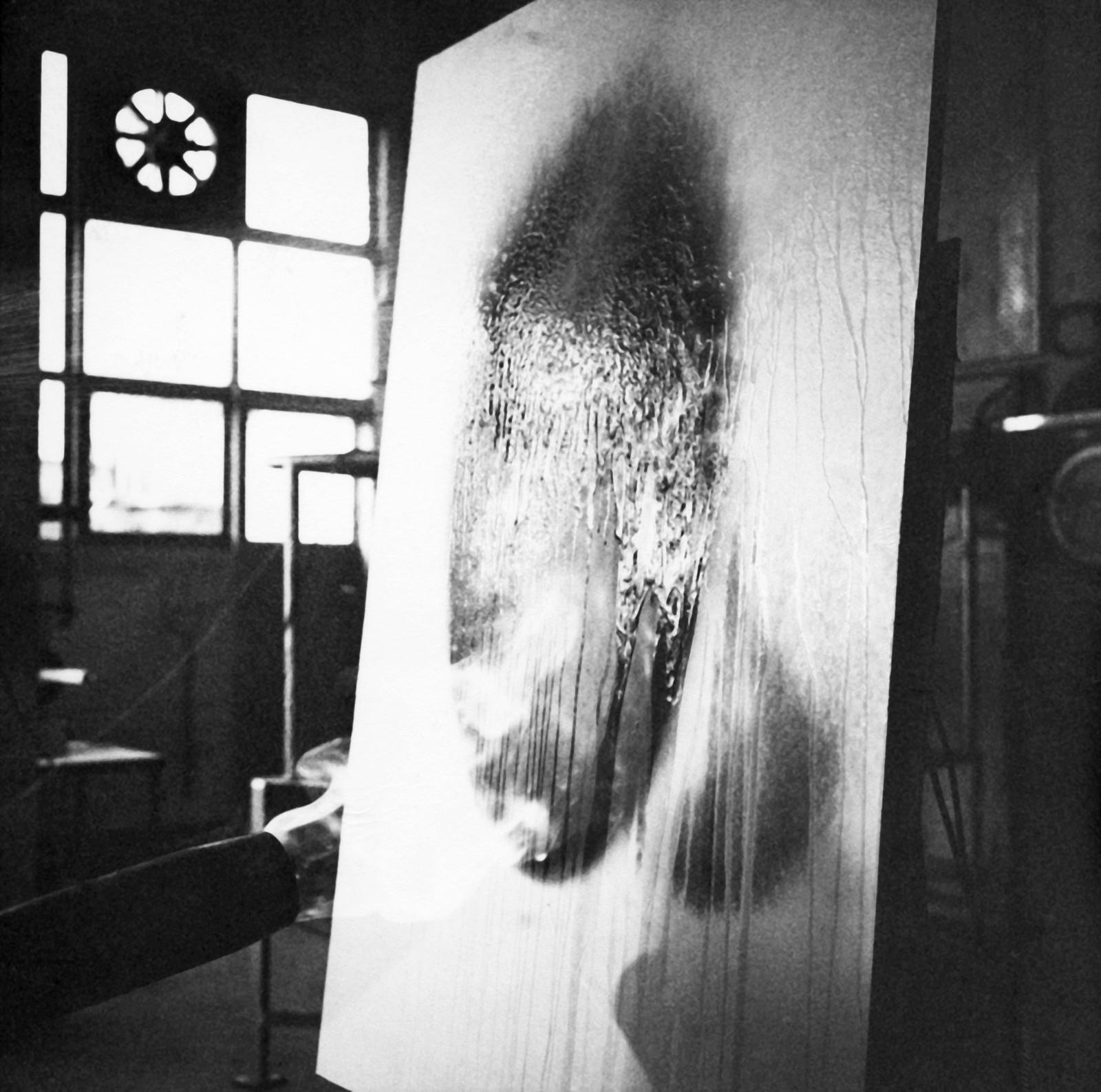 Yves Klein réalisant une Peinture de Feu (F 2)