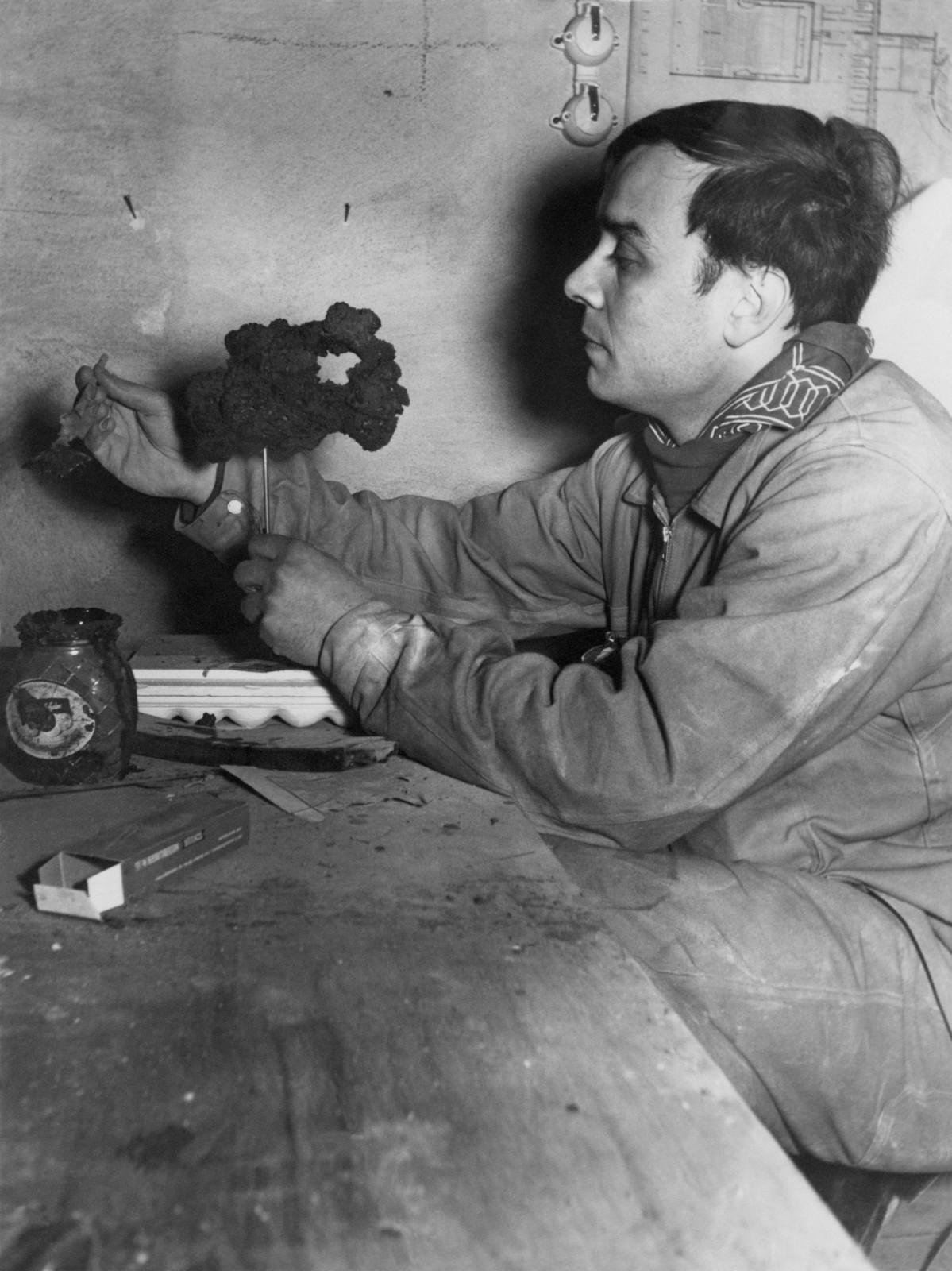 Yves Klein realizing a Sponge Sculpture (SE 275)