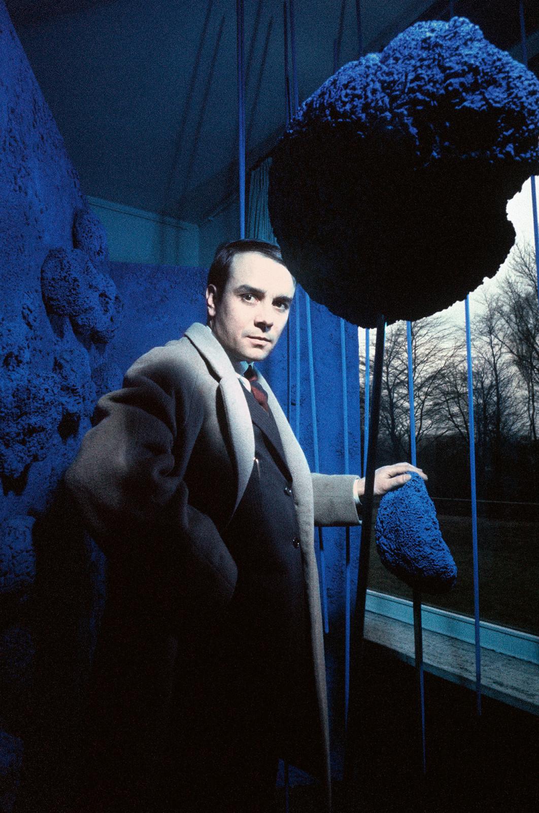 Yves Klein surrounded by his works at the exhibition "Yves Klein Monochrome und Feuer" at the Museum Haus Lange