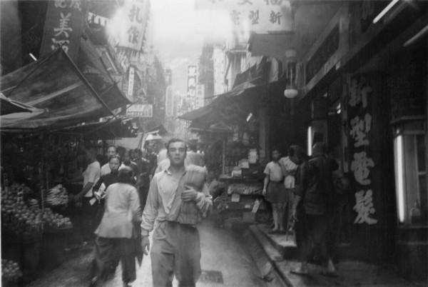 Yves Klein en escale à Hong Kong lors de son voyage vers le Japon