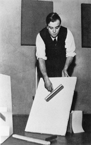 Yves Klein during the exhibition "Proposte monocrome, epoca blu", Galleria Apollinaire