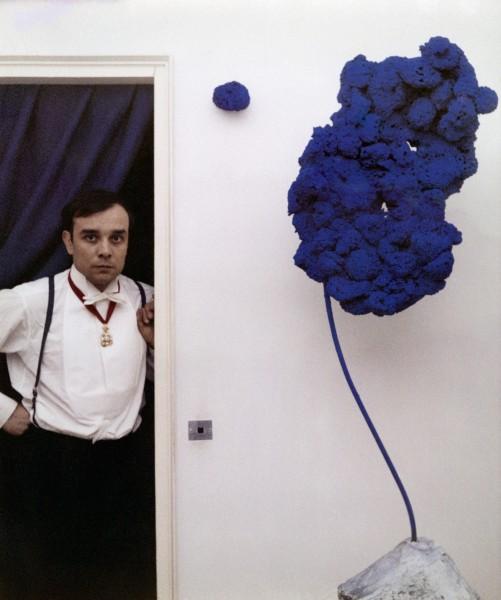 Yves Klein avec sa Sculpture Éponge (SE 167)