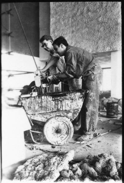 Yves Klein sur le chantier de l'Opéra-théâtre de Gelsenkirchen