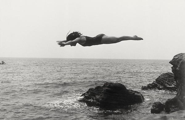 Elena Palumbo, modèle et amie d'Yves Klein, plongeant