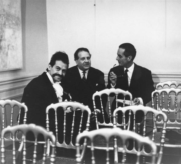 Georges Mathieu pendant la présentation des "Anthropométries de l'Époque Bleue" à la Galerie Internationale d'Art Contemporain