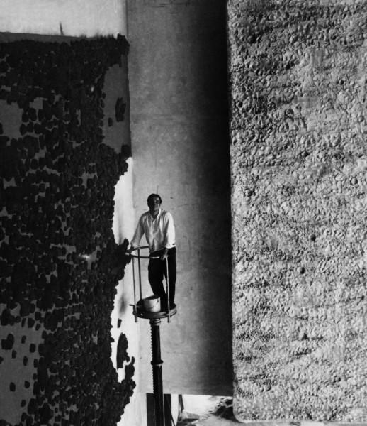 Yves Klein sur le chantier de l'Opéra-théâtre de Gelsenkirchen