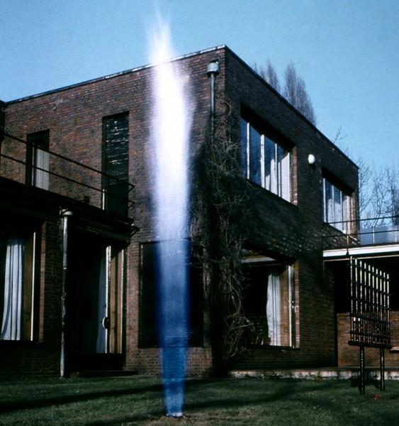 "Fire Fountain" during the exhibition "Yves Klein Monochrome und Feuer" at the Museum Haus Lange