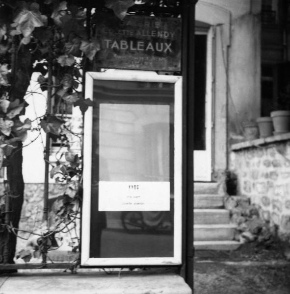 Panneau de communication de l'exposition "Yves Klein : Propositions monochromes" à la Galerie Colette Allendy