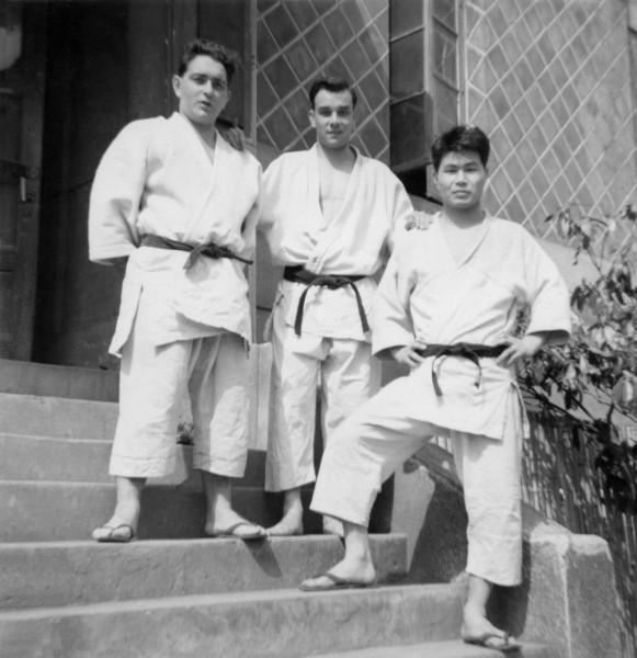 Yves Klein et des camarades élèves devant l'Institut du judo Kôdôkan, Tokyo