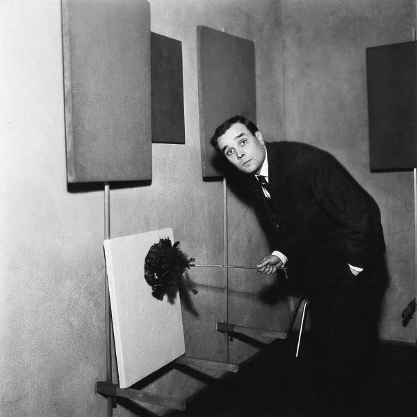 Yves Klein lors de son exposition "Yves Klein : Proposte monocrome, epoca blu", Galleria Apollinaire