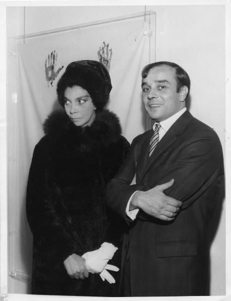 Léonor Fini and Yves Klein at the opening of the exhibition "Yves Klein le Monochrome", Galerie Rive Droite (ANT SU 22)