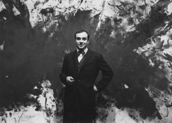 Yves Klein devant l'œuvre "Grande Anthropophagie bleue - Hommage à Tennessee Williams" (ANT 76) à la galerie Rive Droite