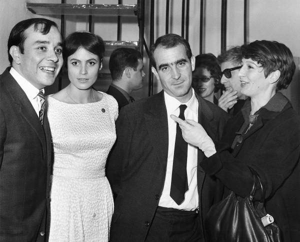 Yves Klein, Rotraut, Jean Tinguely et Eva Aeppli au vernissage de l'exposition "Yves le Monochrome" à la Galerie Rive Droite