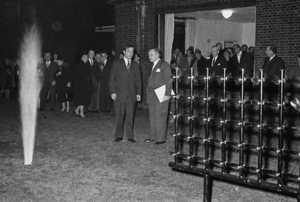 Yves Klein and Paul Wember at the opening of the exhibition "Yves Klein Monochrome und Feuer" at the Museum Haus Lange