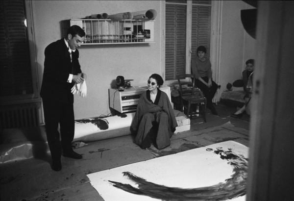 Yves Klein réalisant une Anthropométrie avec Elena dans son atelier (ANT 111)