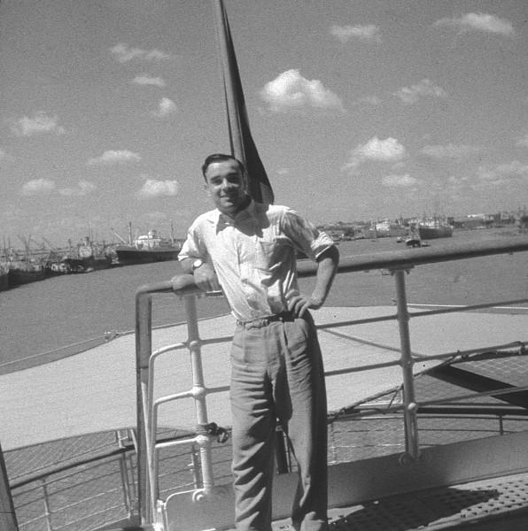 Yves Klein à bord de la Marseillaise lors de son voyage vers le Japon