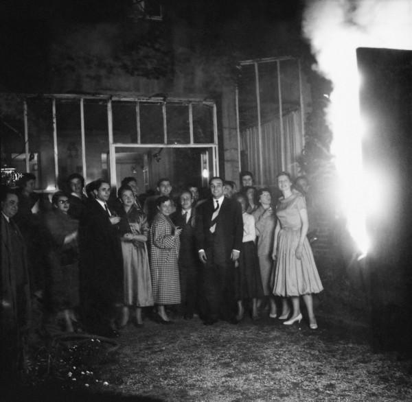 Yves Klein during the opening of the exhibition "Yves Klein: Propositions monochromes", Galerie Colette Allendy