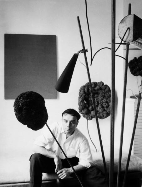 Yves Klein dans son atelier avec ses Sculptures Éponges (SE 21, SE 168)
