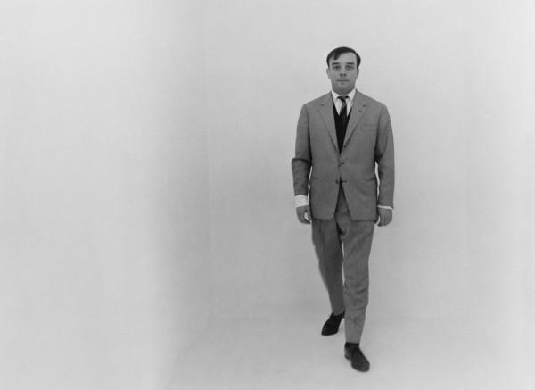 Yves Klein dans la salle dédiée à la "Sensibilité Picturale Immatérielle"