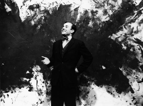 Yves Klein devant l'œuvre "Grande Anthropophagie bleue, Hommage à Tennessee Williams" (ANT 76) à la Galerie Rive Droite