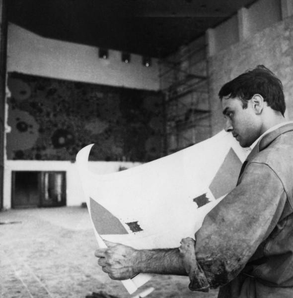 Yves Klein sur le chantier de l'Opéra-théâtre de Gelsenkirchen