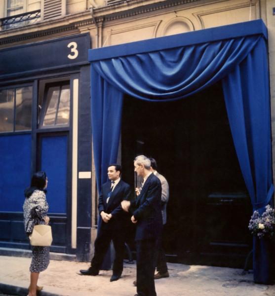 Entrance of the Galerie Iris Clert during the opening of the "Void" exhibition