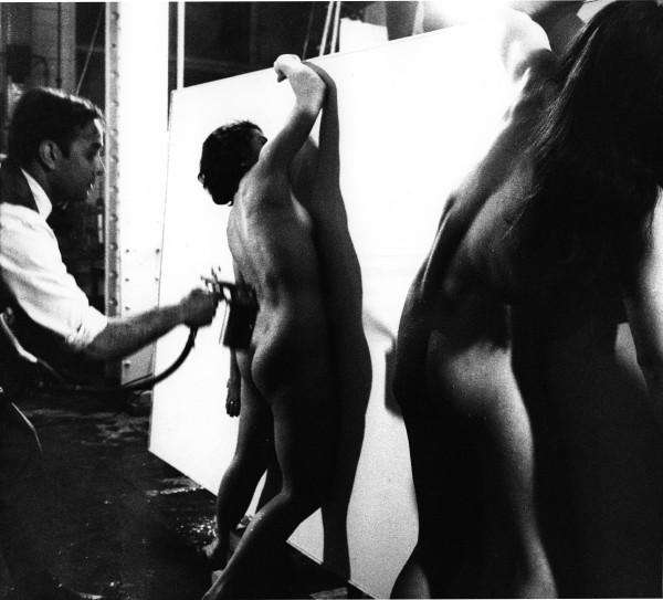 Yves Klein réalisant une Peinture de Feu Couleur (FC 1)