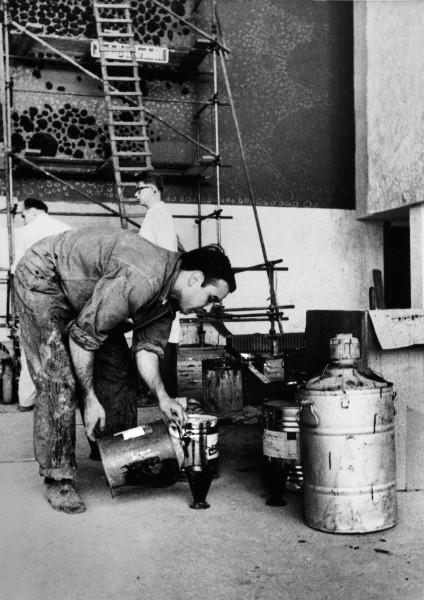 Yves Klein sur le chantier de l'Opéra-théâtre de Gelsenkirchen