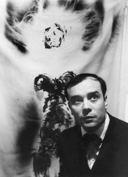 Yves Klein dans son atelier devant l'Anthropométrie Suaire (ANT SU 20)