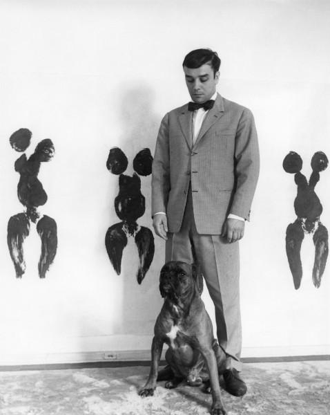 Portrait d'Yves Klein avec son chien Caporal devant une Anthropométrie (ANT 82)