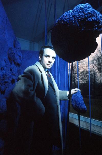 Yves Klein surrounded by his works at the exhibition "Yves Klein Monochrome und Feuer" at the Museum Haus Lange